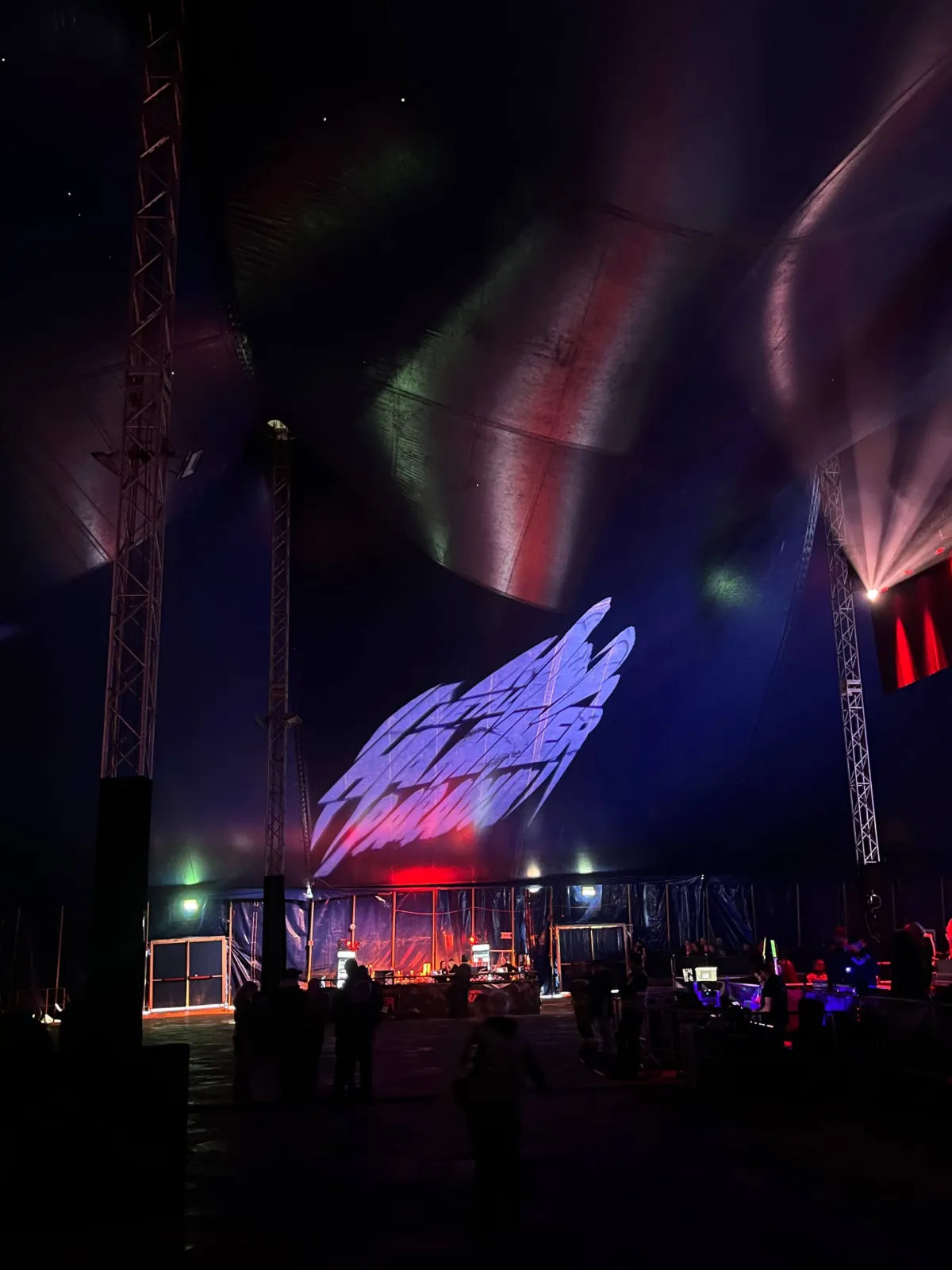 Lichtprojektion an der Zeltdecke über einer Bühne