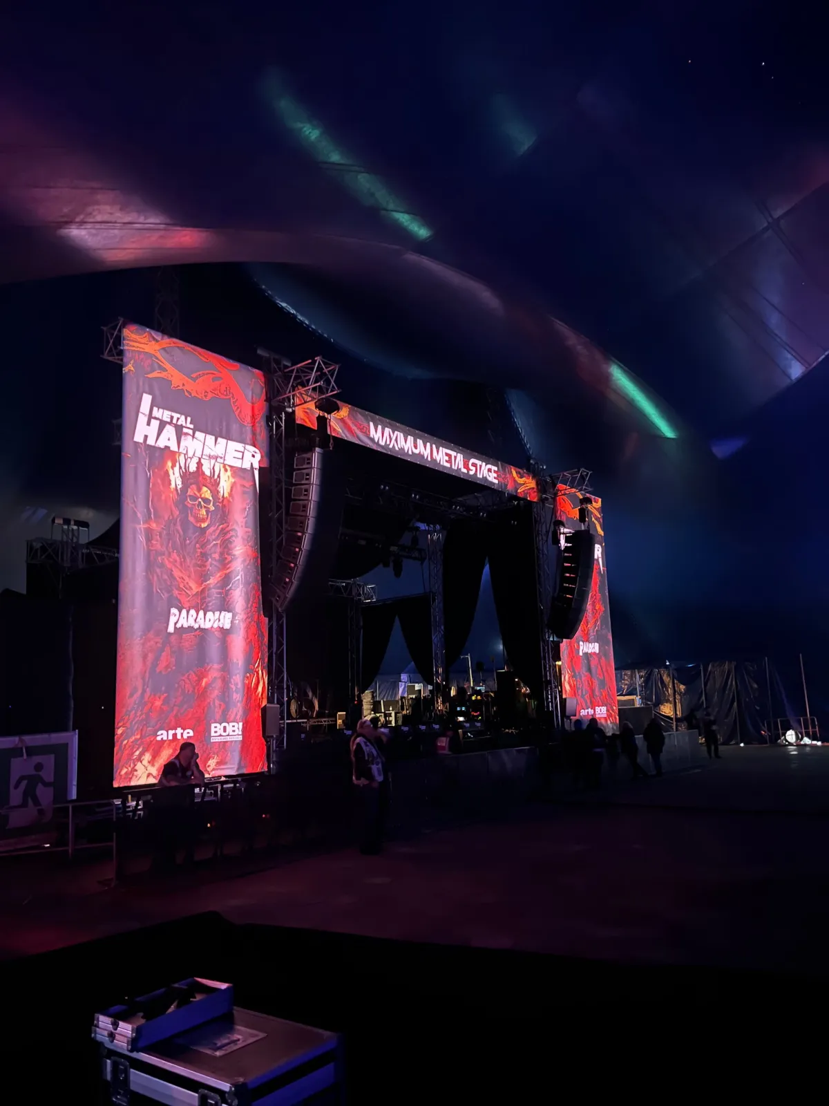 Zeltbühne mit der Aufschrift Maximum Metal Stage und großen Metal-Hammer-Bannern