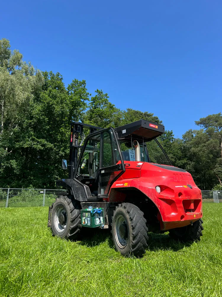 Roter Geländestapler auf einer Wiese beim Hurricane Festival
