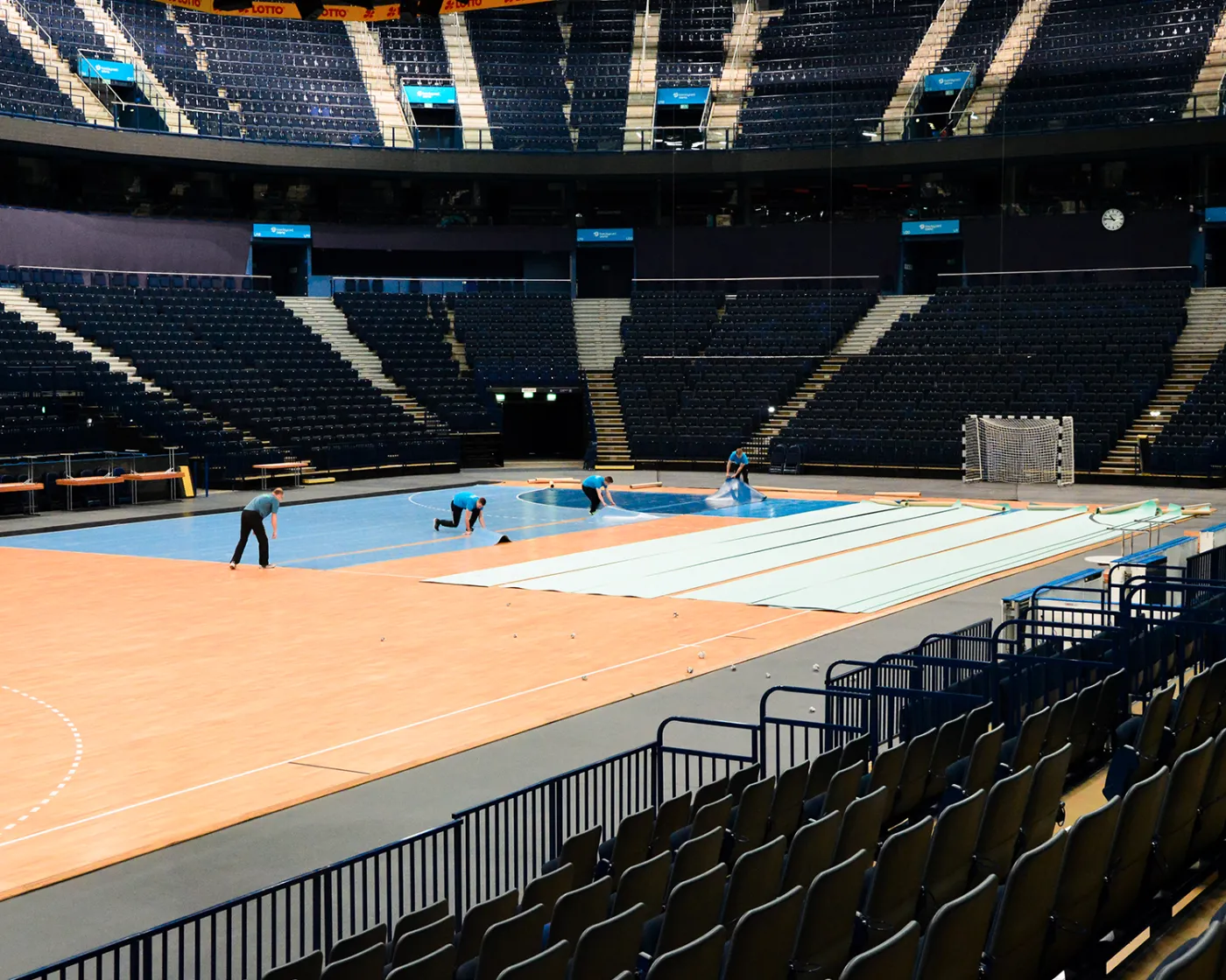 Hallenumbau in der Arena Leere Arena während eines Hallenumbaus