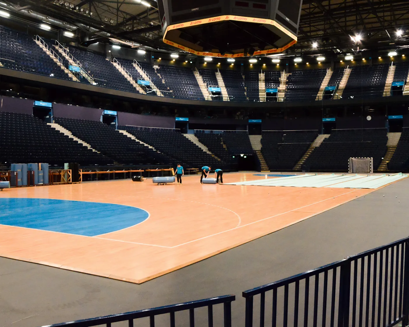 Arena mit Handballfeld Arena mit Handballfeld und leeren Rängen