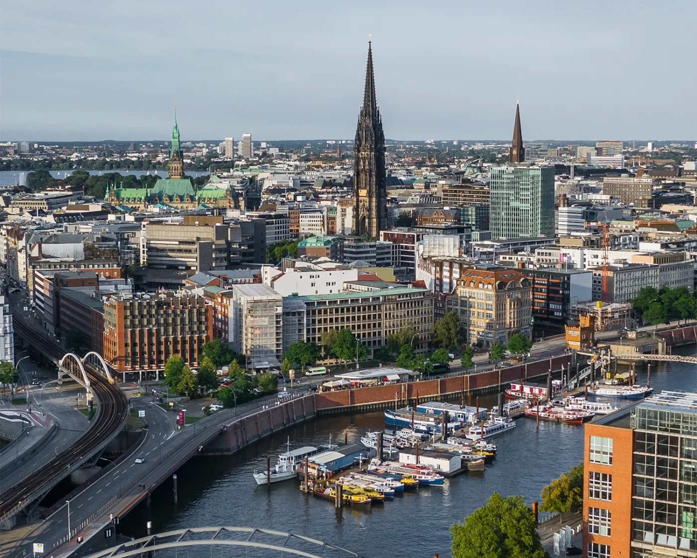 Luftbild von Hamburg mit Kirchtürmen und Hafenbecken