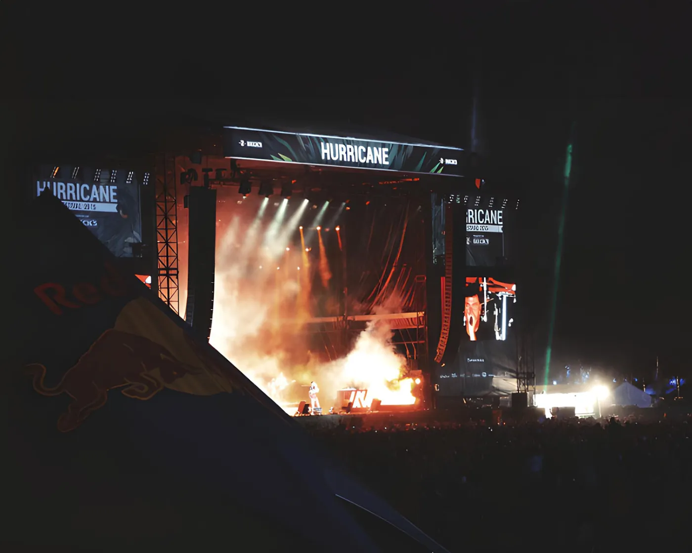 Bühne des Hurricane Festivals bei Nacht mit Pyrotechnik