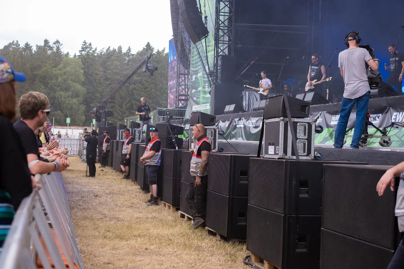 Bühnengraben beim Hurricane Festival mit Crew, links Besucher an der Absperrung